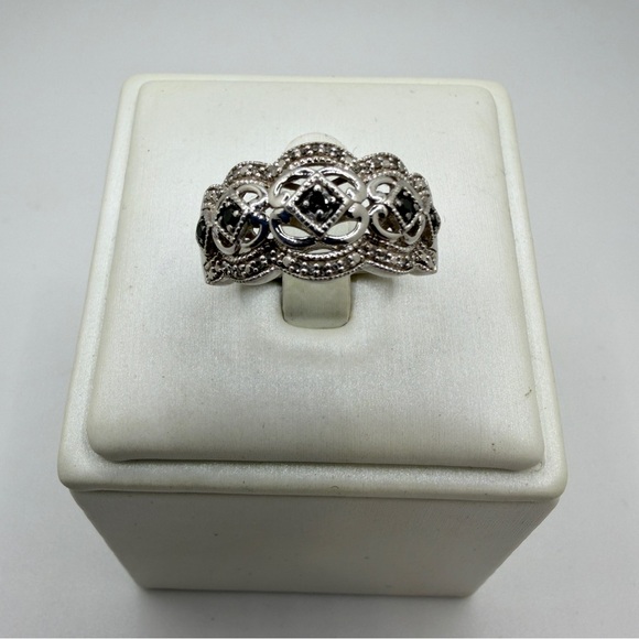 Black and white diamond cocktail statement ring in sterling silver! - Picture 4 of 13